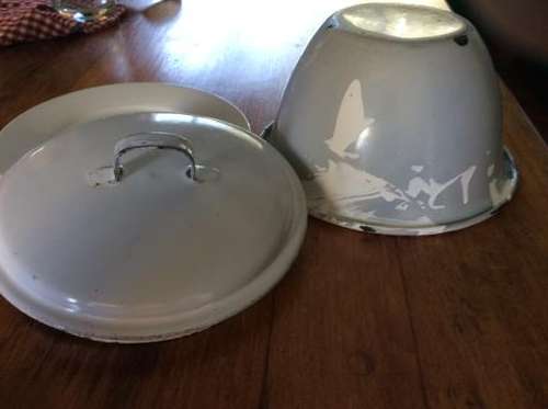 Enamel bowl with lid