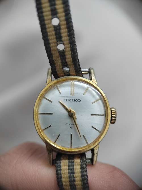 Seiko 17 jewels quartz 19mm watch. NON RUNNER