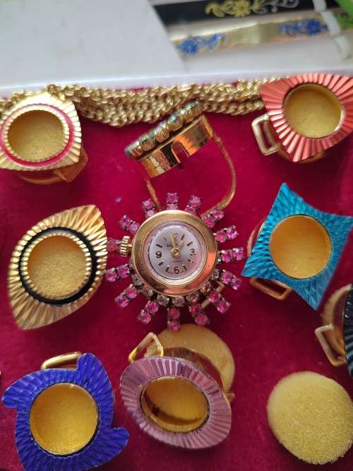 ROYAL LADIES INTERCHANGEABLE  WATCH SET IN PRESENTATION BOX