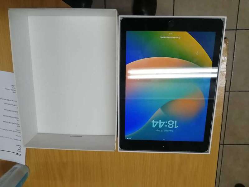 Apple iPad 9.7inch (6th Gen) Wifi  READ ADD CAREFULLY