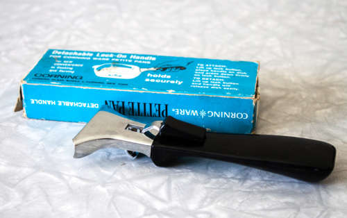 Detachable lock on handle for corningware petite pans