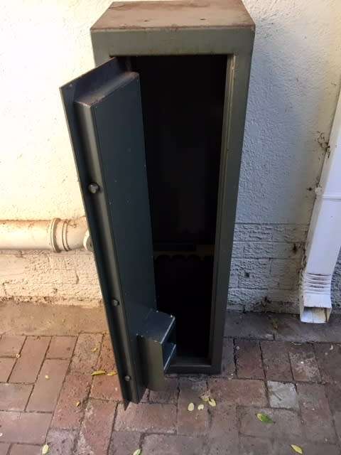 ## GUN SAFE X 5 GUNS ## GOOD CONDITION ## NEEDS CLEANING Q20 TLC ## COLLECTION RANDBURG ONLY! @@R1