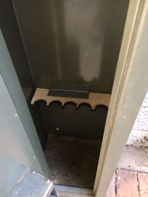 ## GUN SAFE X 5 GUNS ## GOOD CONDITION ## NEEDS CLEANING Q20 TLC ## COLLECTION RANDBURG ONLY! @@R1