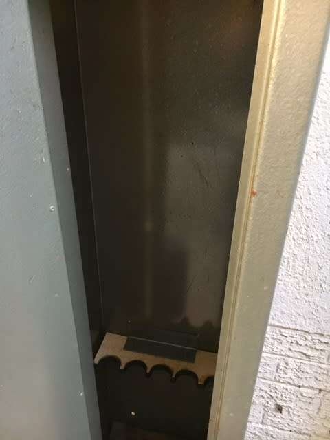 ## GUN SAFE X 5 GUNS ## GOOD CONDITION ## NEEDS CLEANING Q20 TLC ## COLLECTION RANDBURG ONLY! @@R1