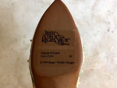 ### THE LEONARDO & JUST THE RIGHT SHOE COLLECTION ## 8 x PIECE SHOES, BAGS, ORNAMENTS UK IMPORT! WOW