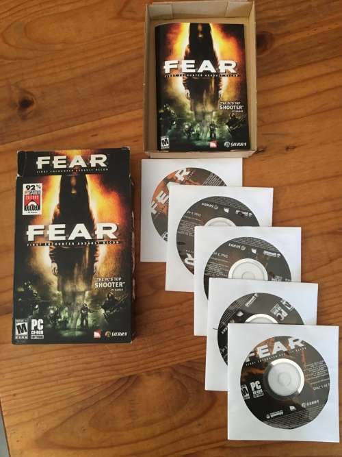 F.E.A.R. - First Encounter Assault Recon PC (5 Discs  In Cardboard Box incl. Booklet)