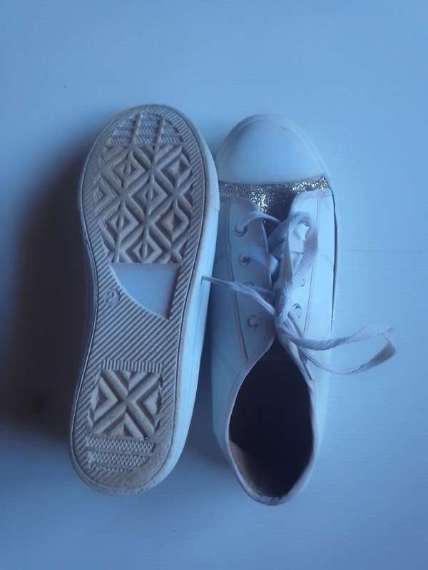 Ladies Friends Inc Sneakers (Size 2)