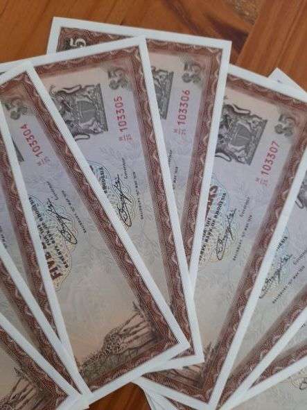 Rhodesia $5 banknotes - 10 consecutive serial numbers in amazing condition - **Amazing and rare find
