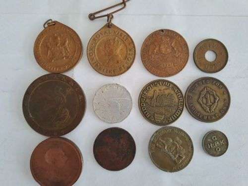 Lot of interesting tokens, old medals, replicas and commercial collectable coins