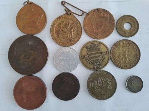 Lot of interesting tokens, old medals, replicas and commercial collectable coins