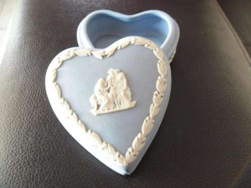 WEDGWOOD TRINKET BOX WITH LID