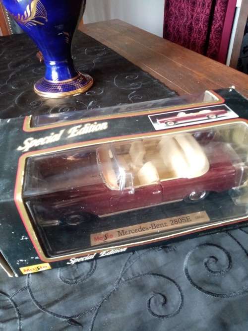 1966 MERCEDES BENZ BY MAISTO 1: 18 SCALE