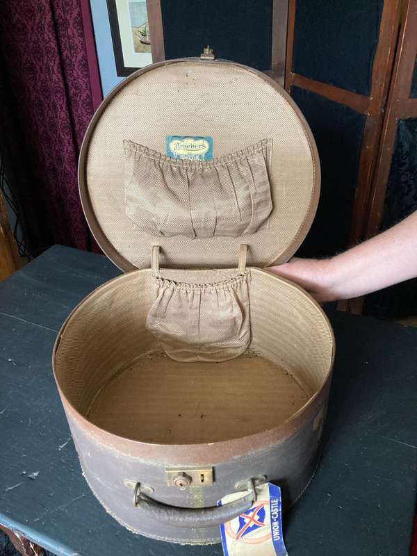 BEAUTIFUL HAT BOX WITH ORIGINAL TAGS