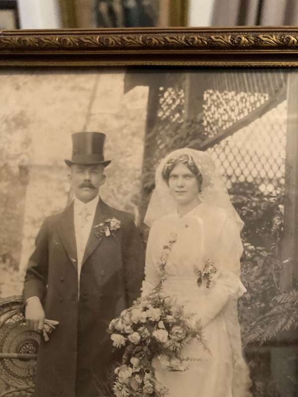 VINTAGE FRAMED PHOTOGRAPH IN AN ORNATE FRAME BEHIND GLASS