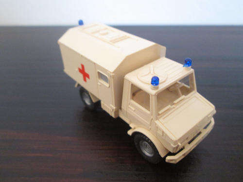 HO Scale Mercedes Ambulance