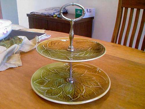 ROYAL WINTON TWO TIER CAKE STAND.autumn leaf