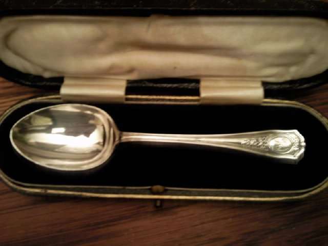 HALLMARKED SUGAR SPOON IN BOX 20 GRAMS 14 CM LONG ONLY 1R START