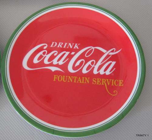 2 COCA COLA ROUND PLATES(+-22.5CM IN DIAMETER)
