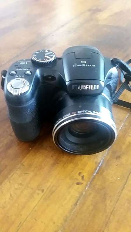 Fujifilm FinePix S1800 18x Optical Zoom Digital Camera