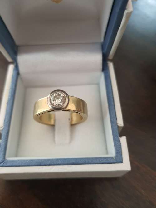 BEAUTIFUL SOLD GOLD 18CT TWO TONE  AND 0.65CT DIAMOND RING