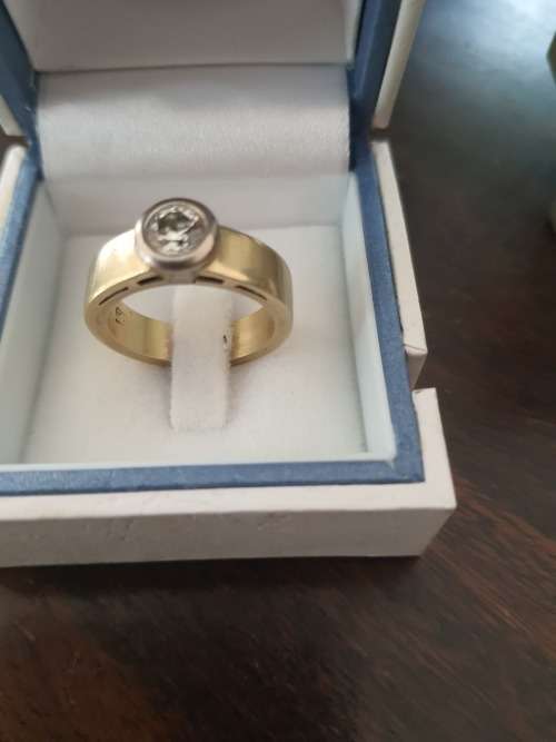 BEAUTIFUL SOLD GOLD 18CT TWO TONE  AND 0.65CT DIAMOND RING