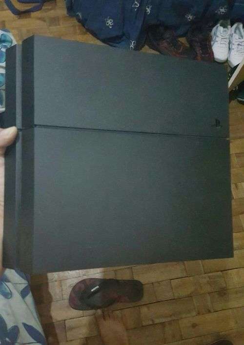 PS4 500GB CONSOLE + 1 CONTROLLER  + 2 GAMES (AS NEW)(EXCELLENT CONDITION)