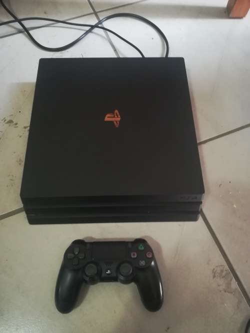 PS4 PRO 1TB CONSOLE + 1 CONTROLLER + 6 GAMES (LIKE NEW)