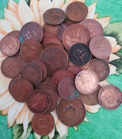 A HOARD OF 50 UNION OF SOUTH AFRICA COINS, FARTHINGS. HALF PENNIES AND PENNIES. BID PER COIN FOR ALL