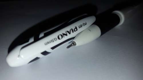 PIANO GEL INK PEN BLACK  BIDDING FOR 12 PENS