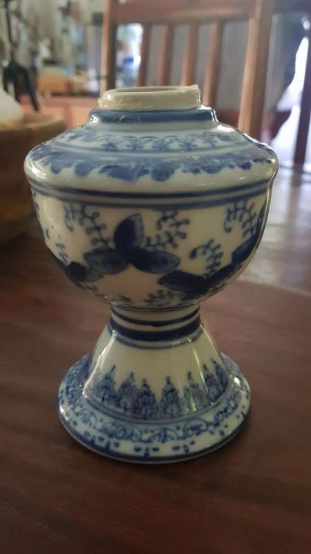 blue and white porcelain lamp stand