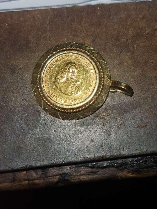 1976 gold R1.00 in 9 Ct Gold Bezel