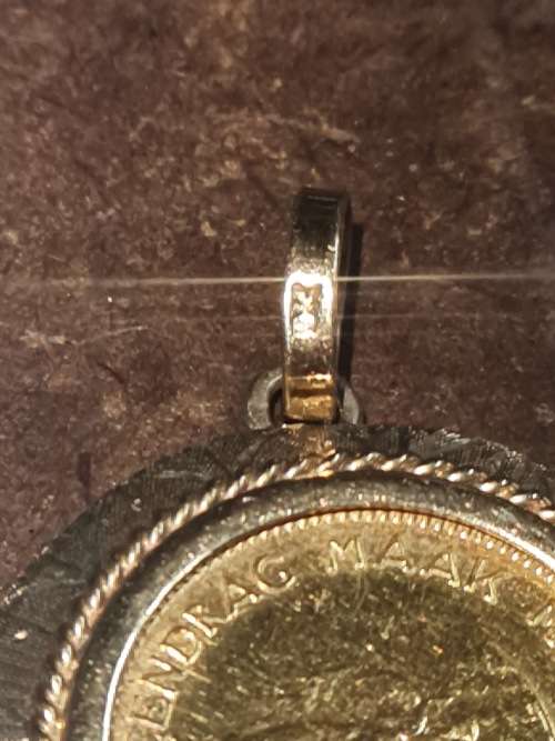 1976 gold R1.00 in 9 Ct Gold Bezel