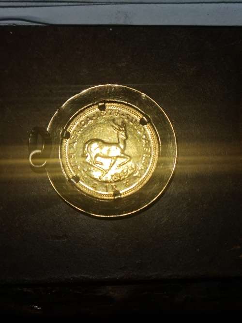 1976 gold R1.00 in 9 Ct Gold Bezel
