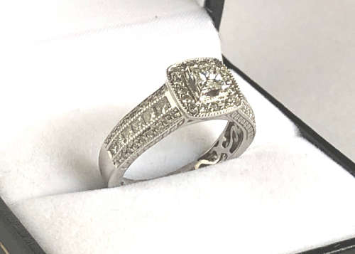 WHITE GOLD DIAMOND RING, 1.35 CT ROUND & PRINCESS CUT NATURAL DIAMONDS, BARGAIN