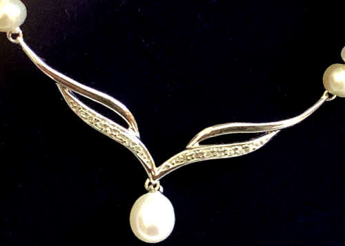 VINTAGE REAL PEARL NECKLACE 9 CT WHITE GOLD CHEVRON PENDENT AND DIAMONDS VINTAGE REAL PEARL