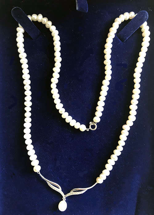 VINTAGE REAL PEARL NECKLACE 9 CT WHITE GOLD CHEVRON PENDENT AND DIAMONDS VINTAGE REAL PEARL