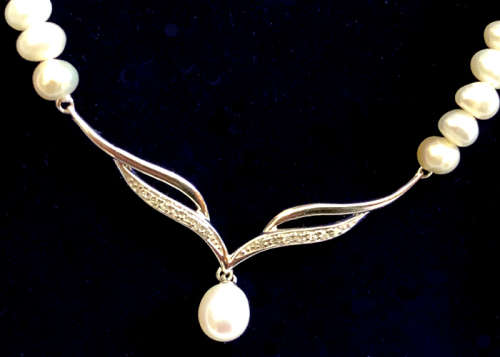 VINTAGE REAL PEARL NECKLACE 9 CT WHITE GOLD CHEVRON PENDENT AND DIAMONDS VINTAGE REAL PEARL