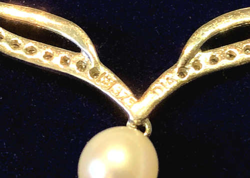 VINTAGE REAL PEARL NECKLACE 9 CT WHITE GOLD CHEVRON PENDENT AND DIAMONDS VINTAGE REAL PEARL