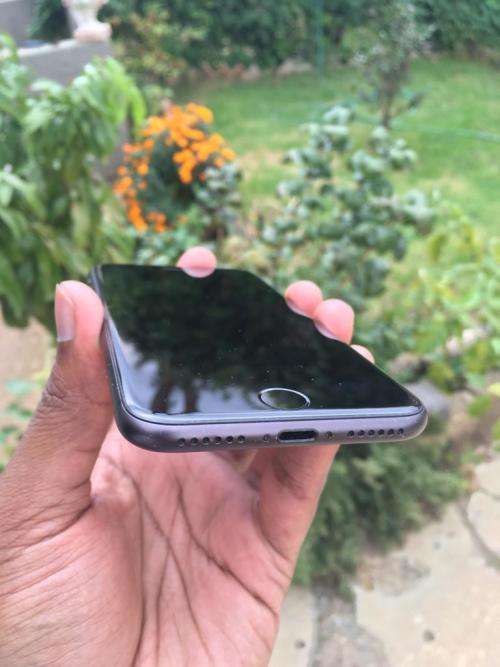 iPhone 8 - IMMACULATE CONDITION!!!!!