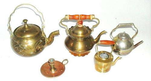 4X ASSORTED BRASS KETTLES +CANDLESTICK