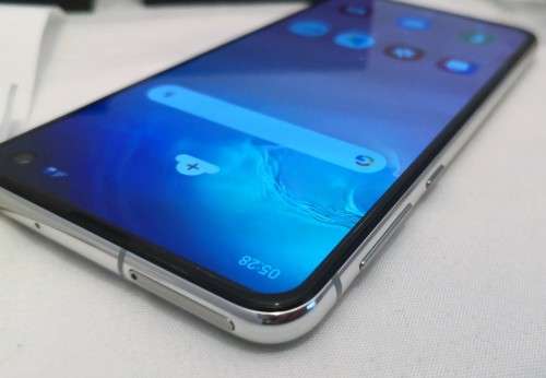 WOW !!! 3 Weeks Old Samsung Galaxy S10e Like New Complete 128gig