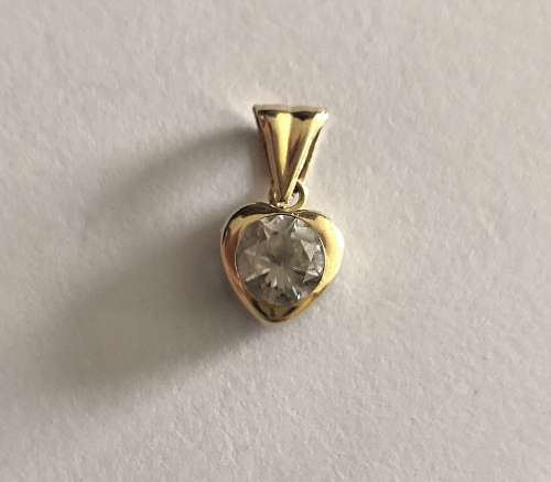 Wow!! 18ct solid gold Heart Pendant, with White Stone !!!