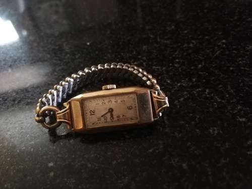 Vintage petite Gold colour watch and cufflink set, sold together as one lot