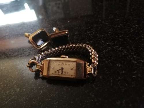 Vintage petite Gold colour watch and cufflink set, sold together as one lot