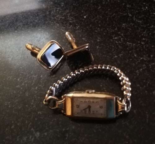 Vintage petite Gold colour watch and cufflink set, sold together as one lot