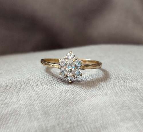 Solid 9ct Gold Vintage Solitaire Style Engagement Ring, see full description!!!