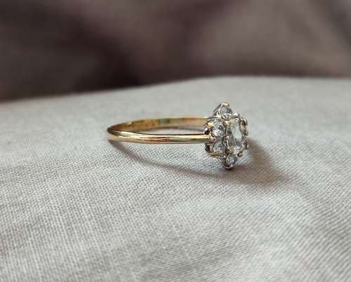 Solid 9ct Gold Vintage Solitaire Style Engagement Ring, see full description!!!