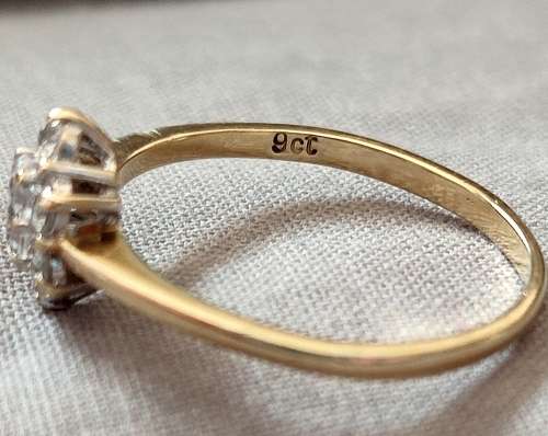Solid 9ct Gold Vintage Solitaire Style Engagement Ring, see full description!!!