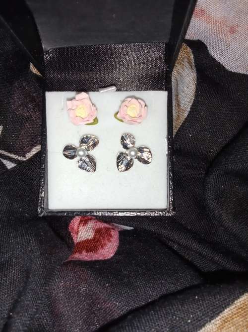 Ladies` Pink Clay earrings and silver earrings with pearl like pendent in middle (no stamp)