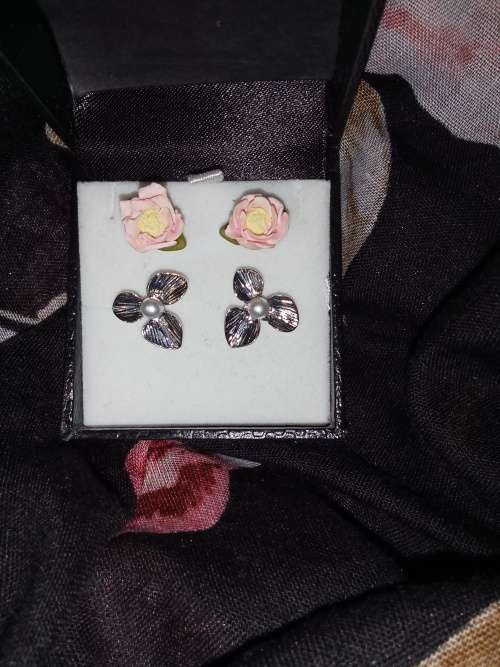 Ladies` Pink Clay earrings and silver earrings with pearl like pendent in middle (no stamp)